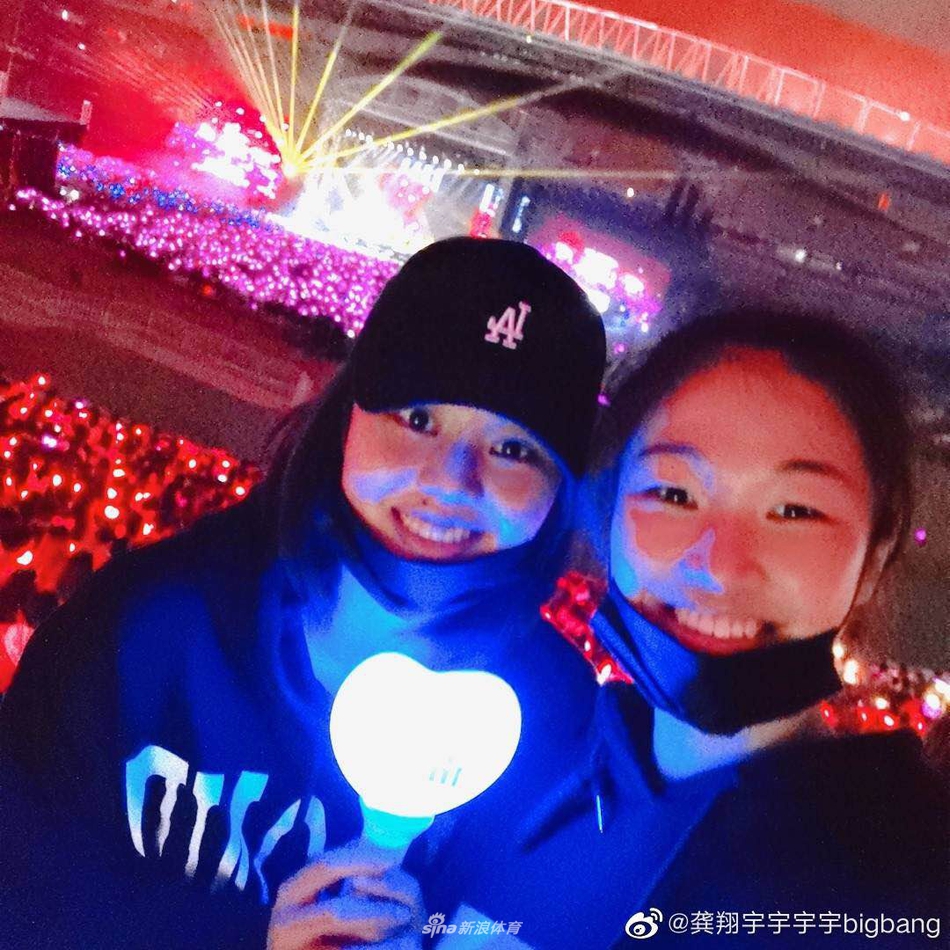 袁心h变身Tony老师为龚翔宇理发 双马尾造型俏皮可爱