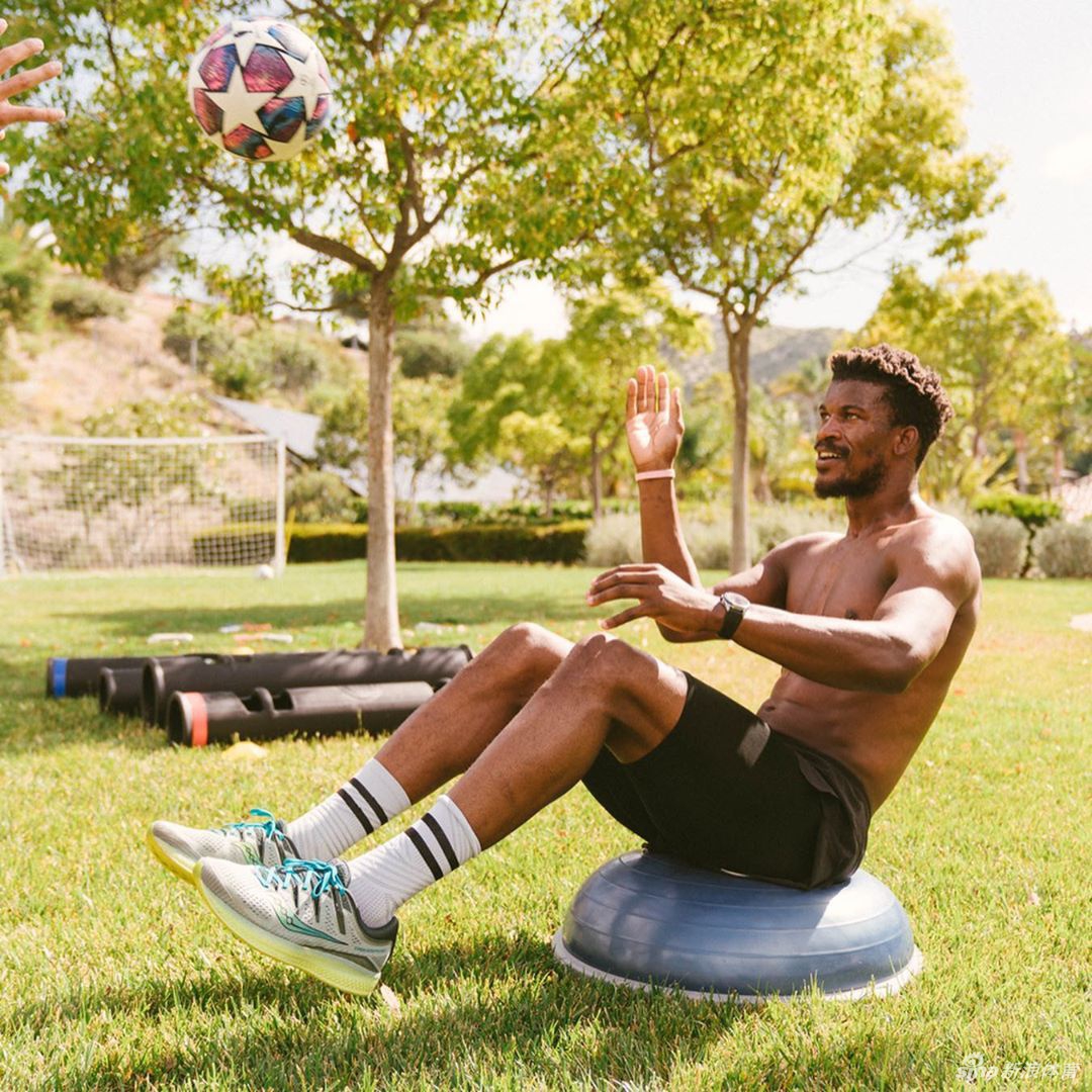 巴特勒晒家中训练照 一身腱子肉身材没有走形