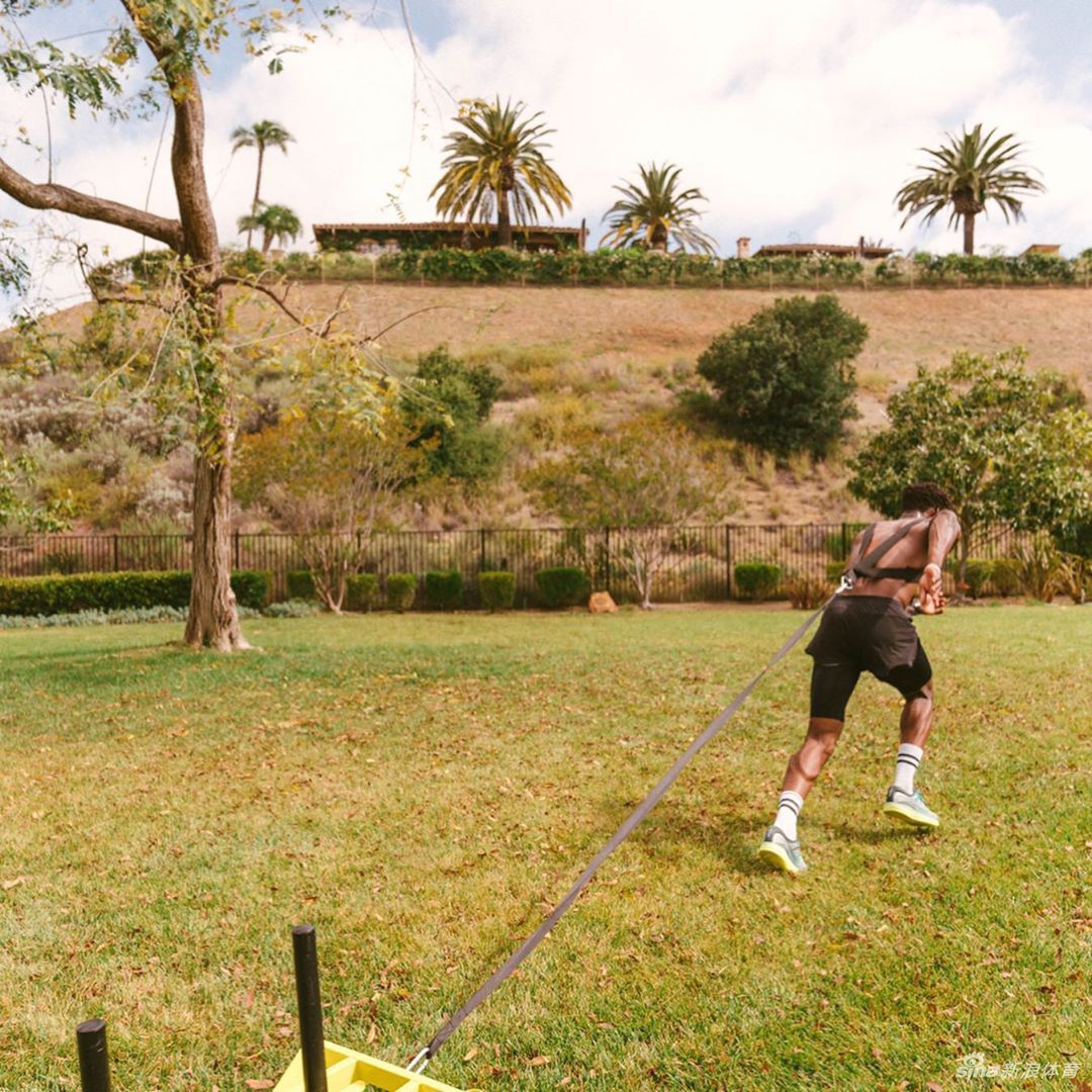 巴特勒晒家中训练照 一身腱子肉身材没有走形