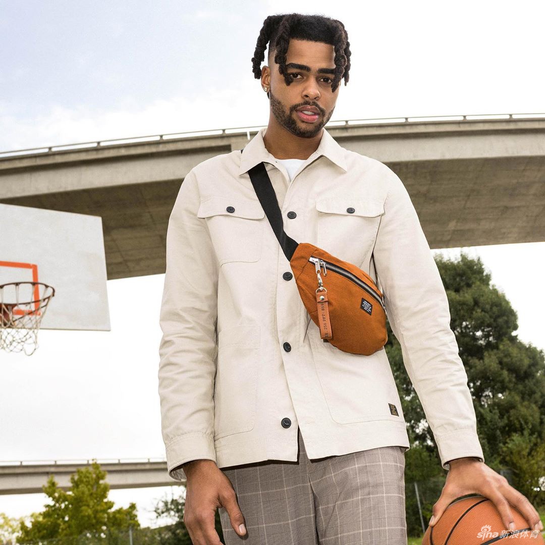 豪横！精神小伙拉塞尔晒与老虎贴身合影