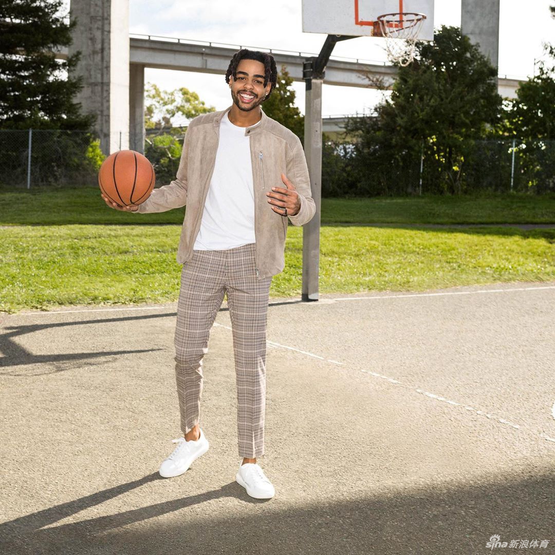 豪横！精神小伙拉塞尔晒与老虎贴身合影