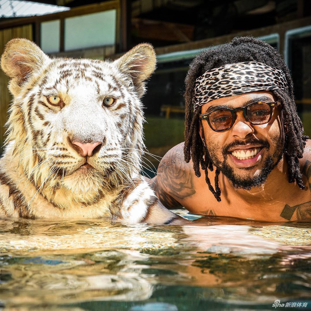 豪横！精神小伙拉塞尔晒与老虎贴身合影