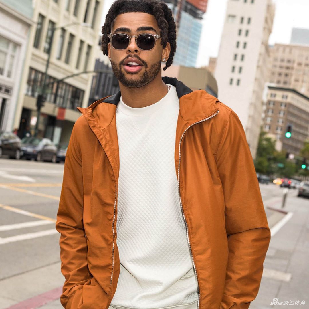 豪横！精神小伙拉塞尔晒与老虎贴身合影