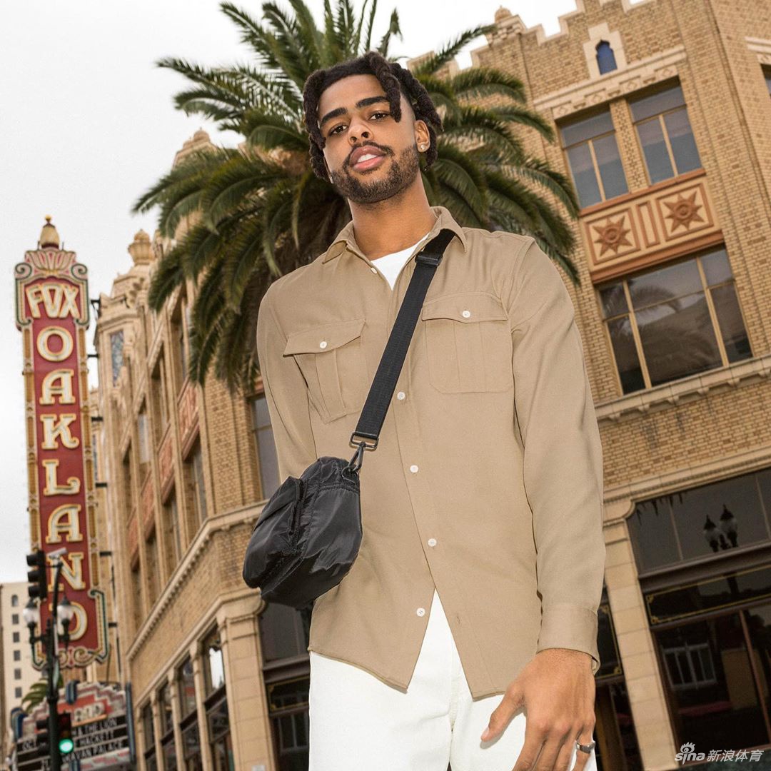 豪横！精神小伙拉塞尔晒与老虎贴身合影