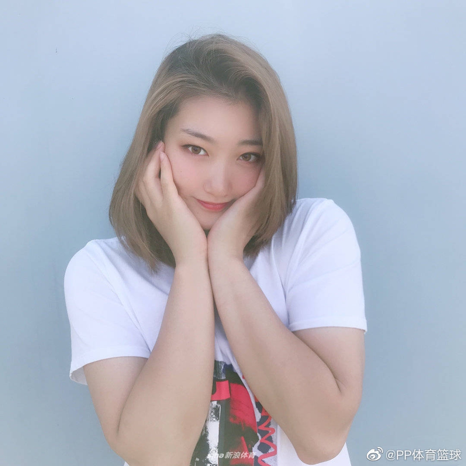 女篮国手李梦变身兔女郎 被网友“质疑”:勒布朗想不到你是这样的