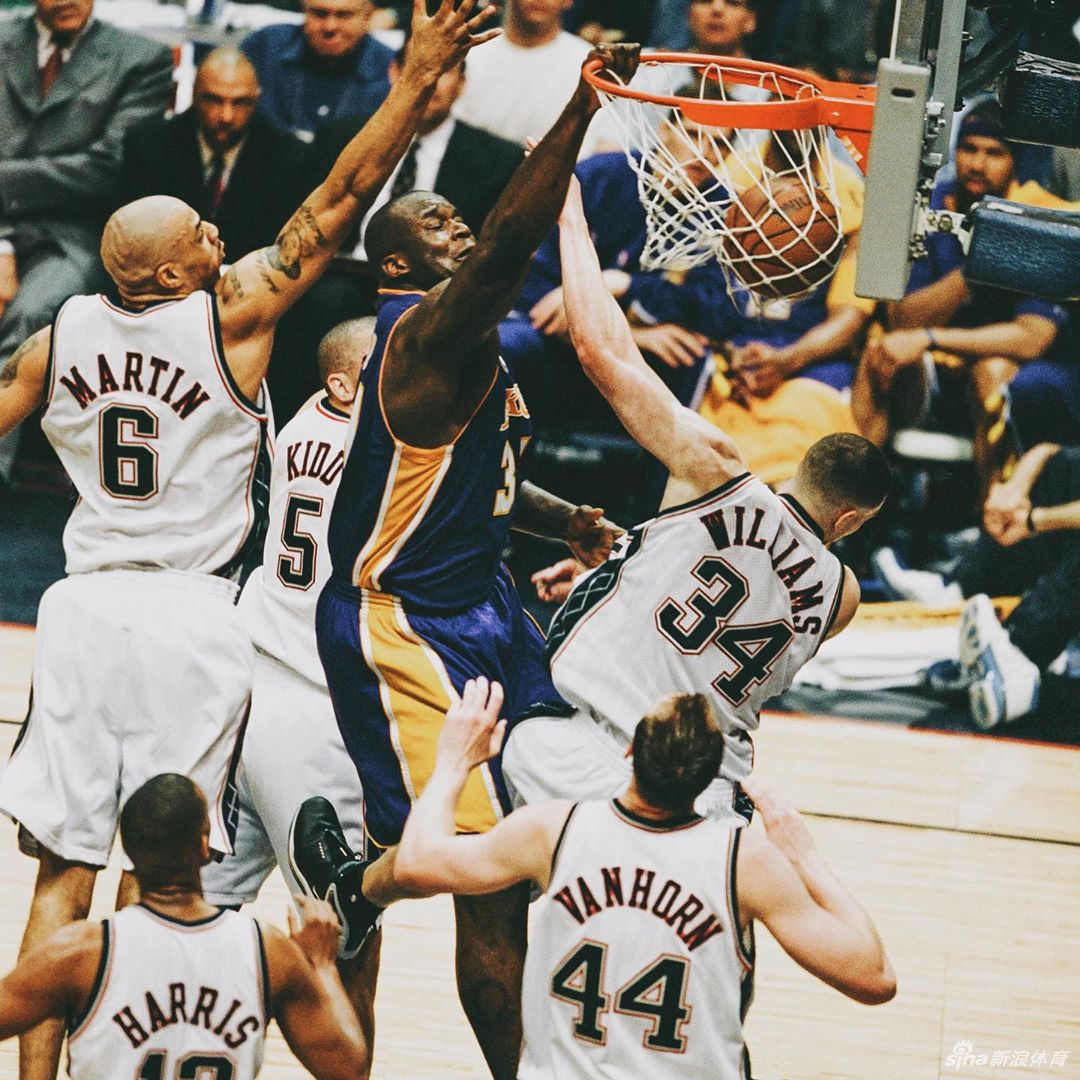 奥尼尔暴扣老照片：扣翻无数球星 最强内线统治力