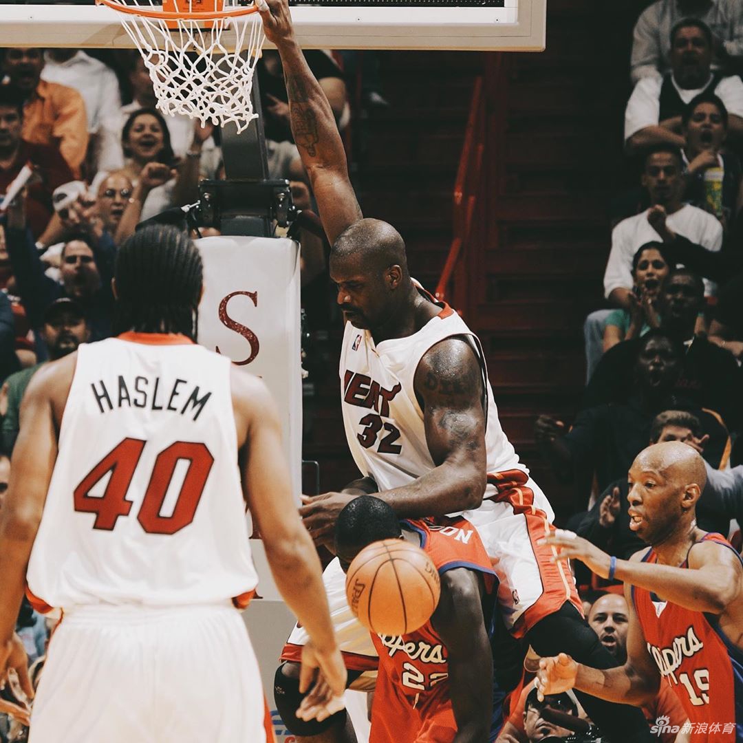 奥尼尔暴扣老照片：扣翻无数球星 最强内线统治力