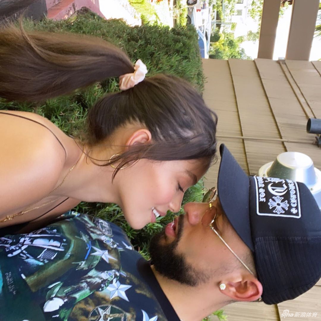 俊男美女！小里弗斯晒与女友亲密照：我的真爱