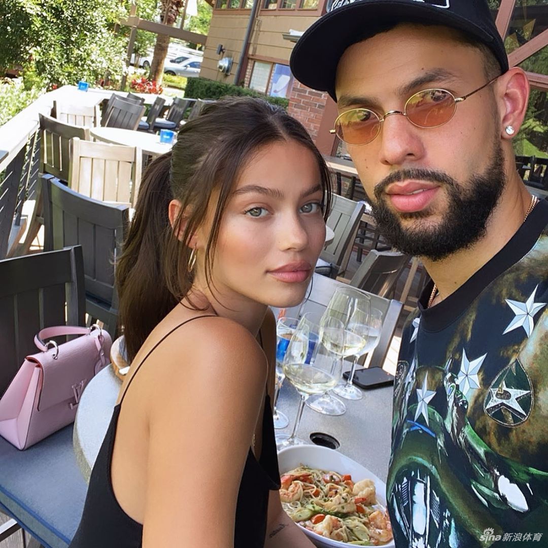 俊男美女！小里弗斯晒与女友亲密照：我的真爱