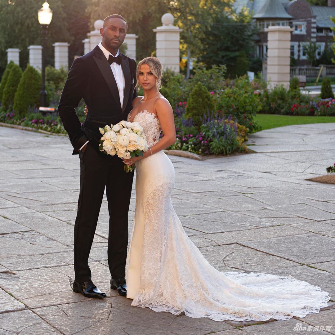 快船前锋美妻晒与丈夫亲密合影 丰满好身材令帕特森欲罢不能