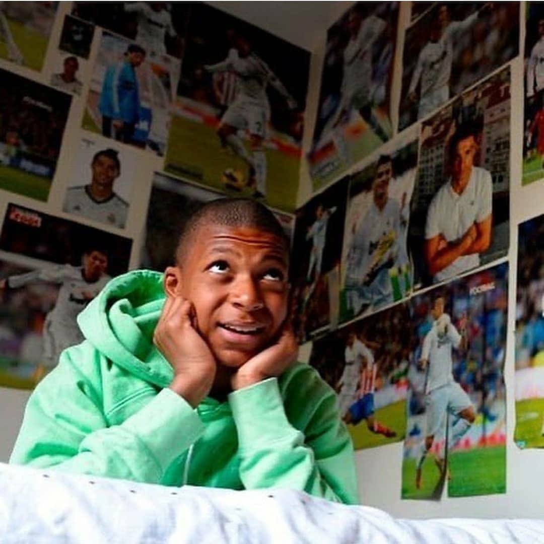 c罗迷弟姆巴佩:14岁追着合影 庆祝姿势模仿满分