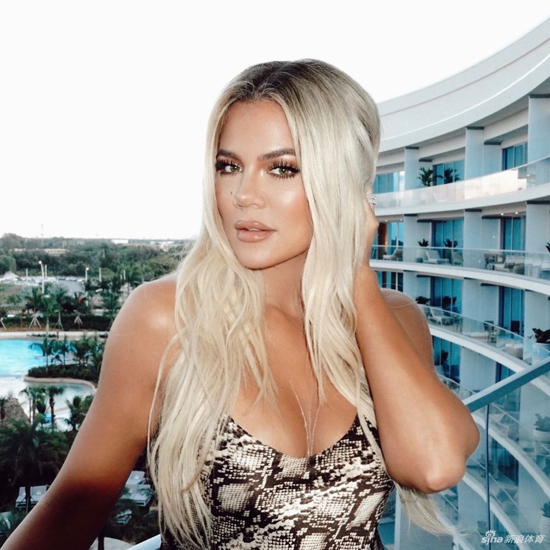 科勒卡戴珊晒美照秀大长腿 S型曲线实在太火辣