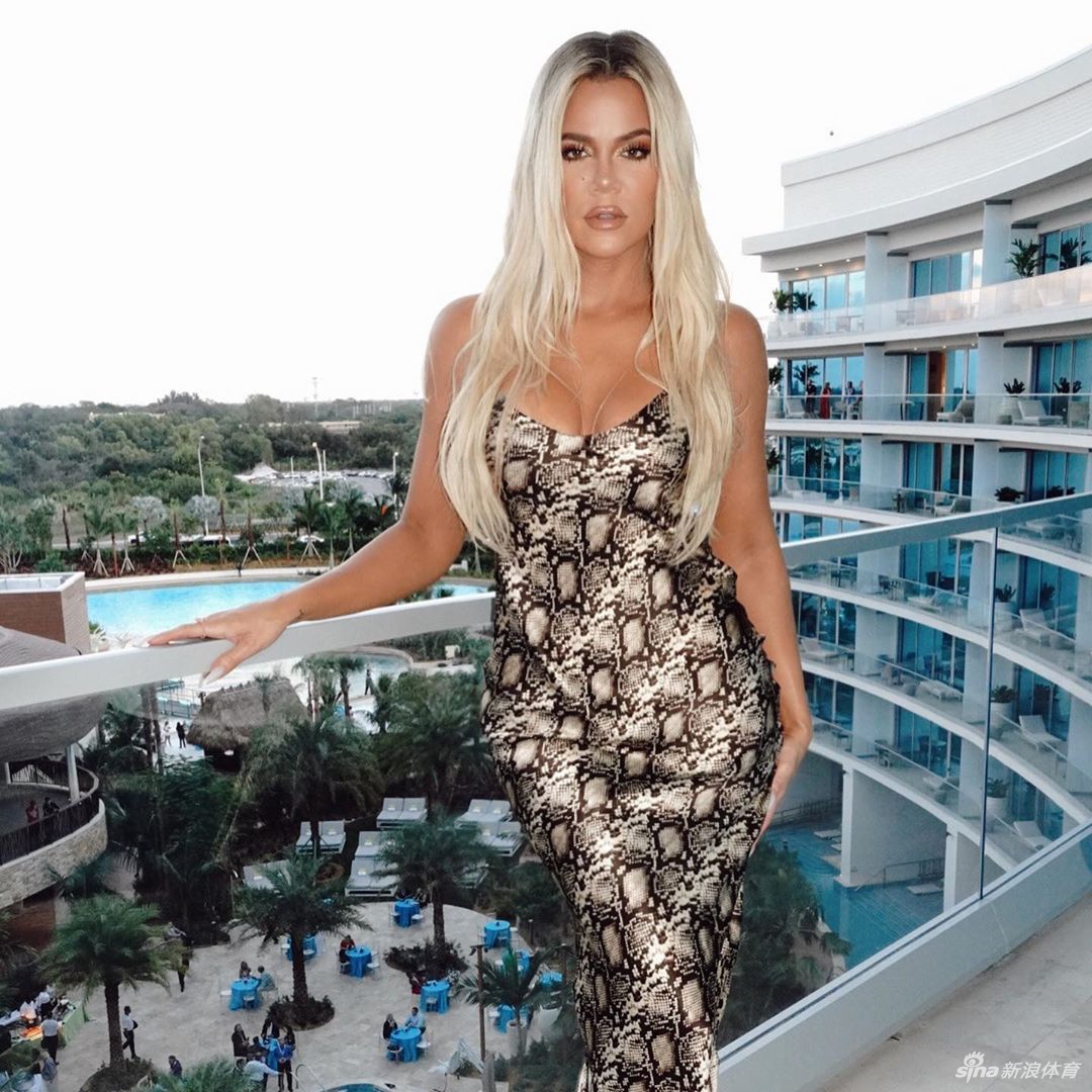 科勒卡戴珊晒美照秀大长腿 S型曲线实在太火辣