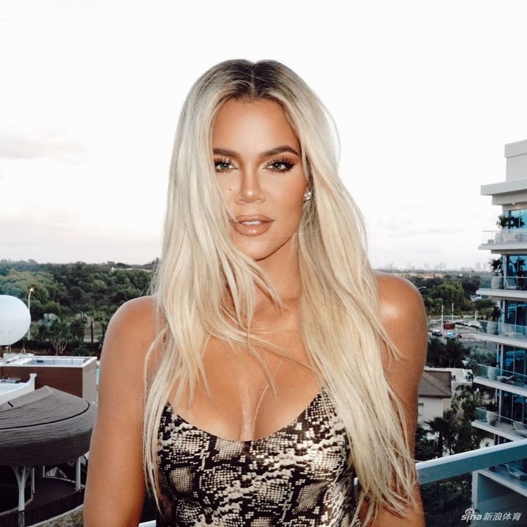 科勒卡戴珊晒美照秀大长腿 S型曲线实在太火辣