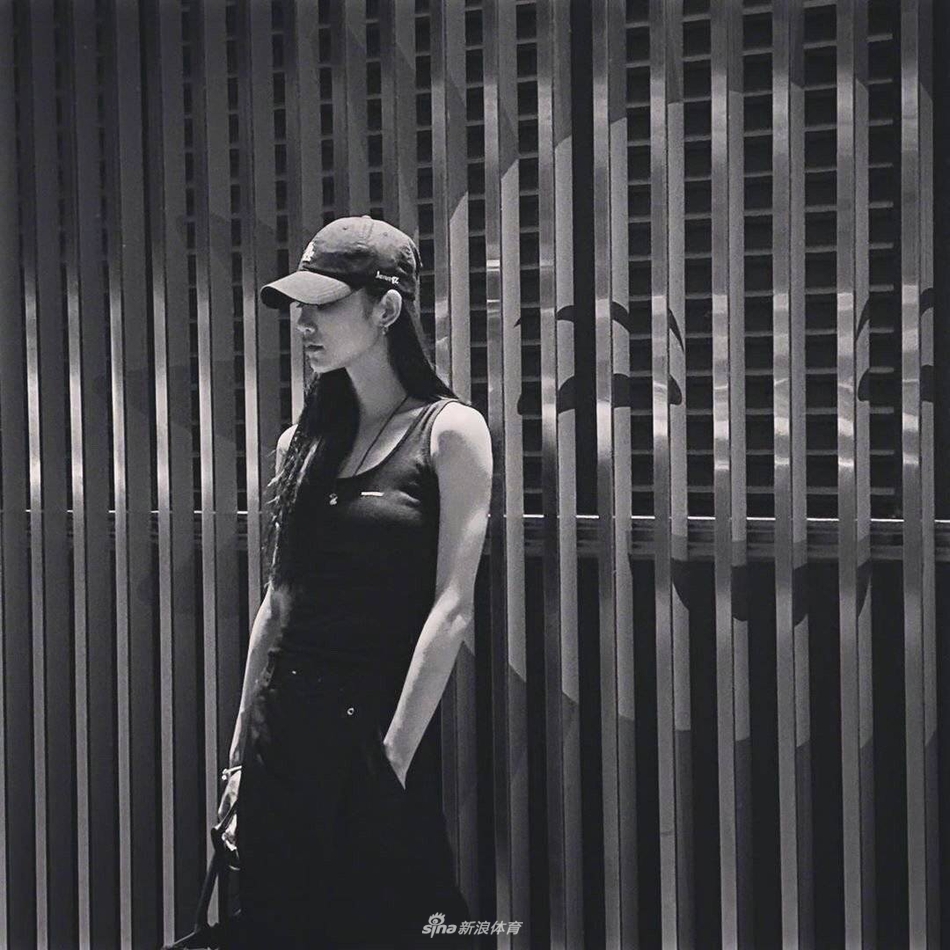 曾可妮白色运动背心搭配黑色运动裤 秀性感小蛮腰太撩人