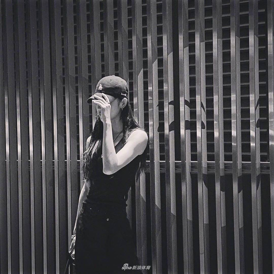 曾可妮白色运动背心搭配黑色运动裤 秀性感小蛮腰太撩人