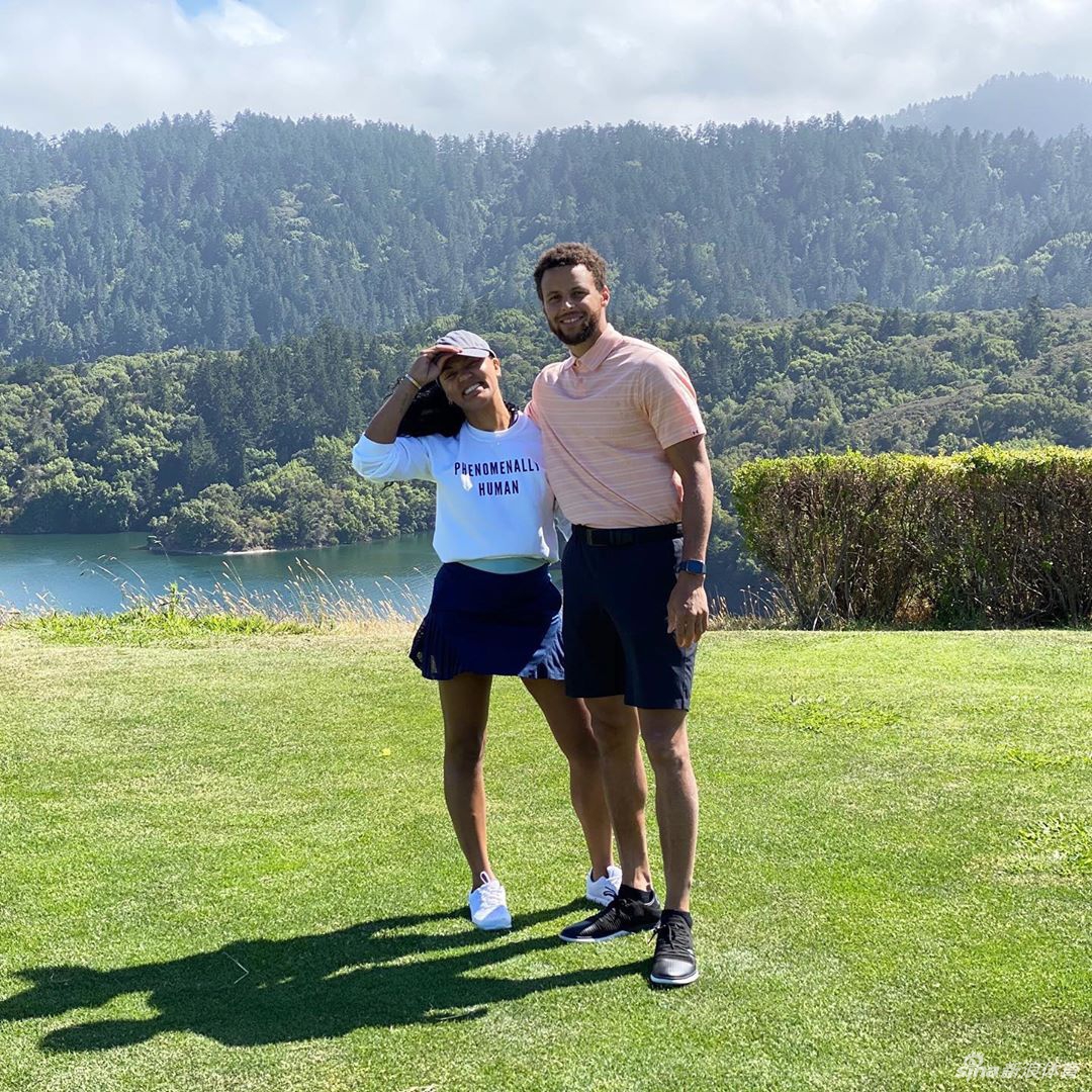 妻子晒库里背媳妇照片秀恩爱：我们坠入了爱河