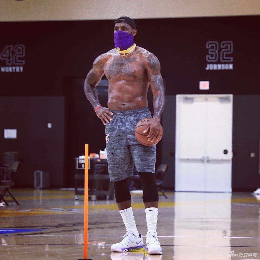 湖人队内训练詹姆斯戴口罩光膀子 JR现身眼中都是渴望