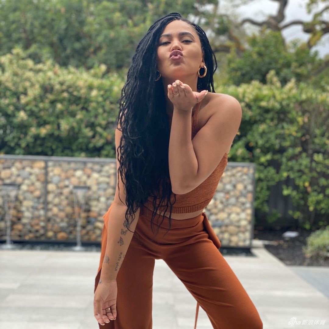 妻子晒库里背媳妇照片秀恩爱：我们坠入了爱河