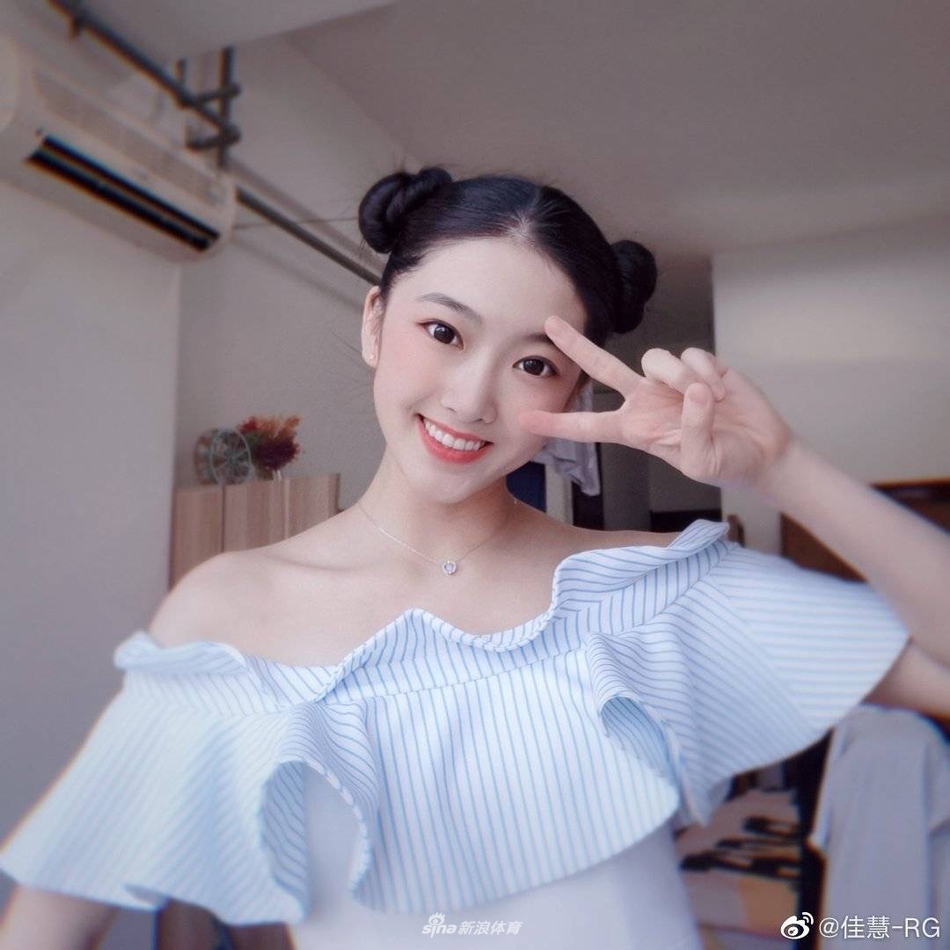 艺体女神刘佳慧晒美照 雨中打伞有意境