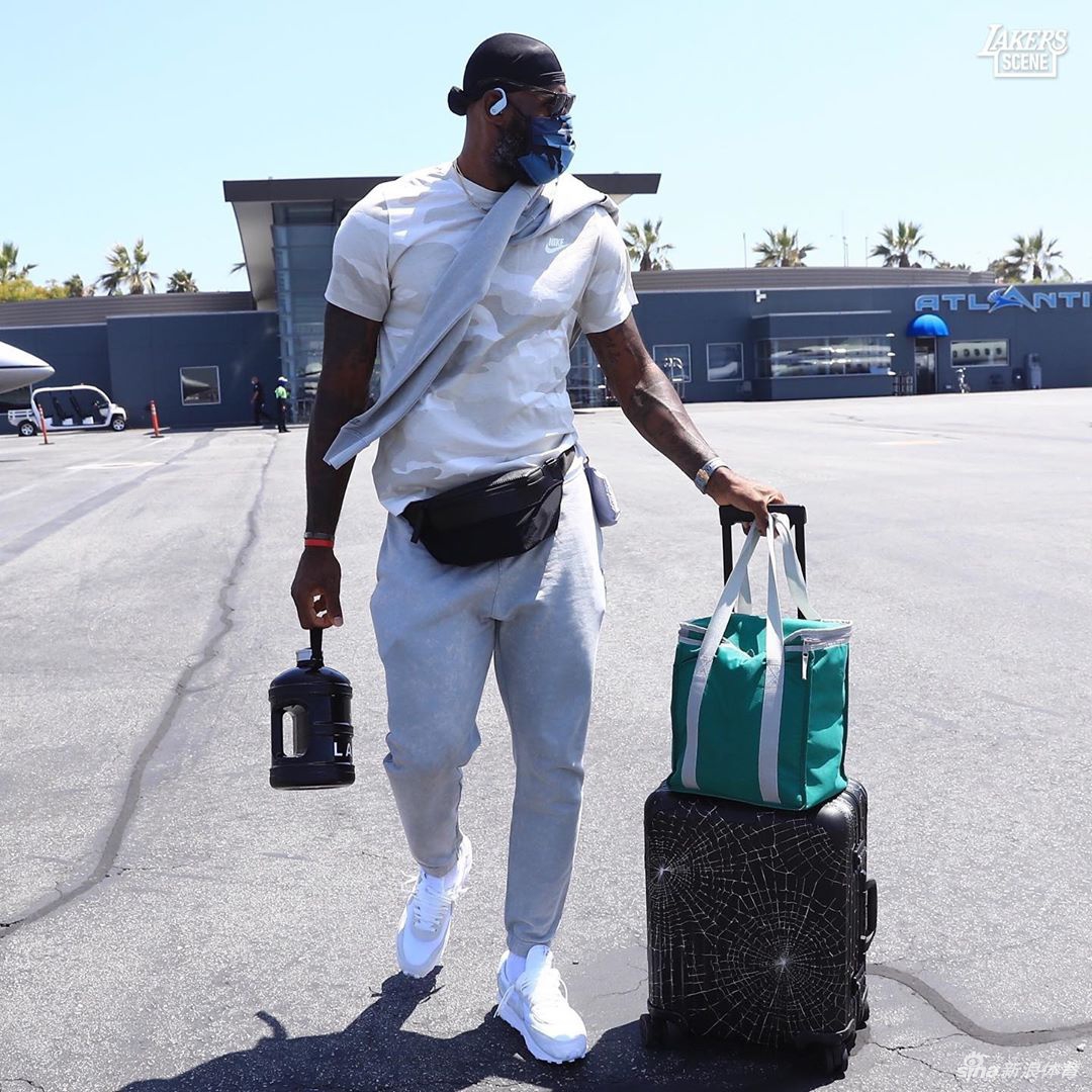 詹姆斯领衔湖人全队飞往奥兰多！浓眉身穿科比GigiT恤