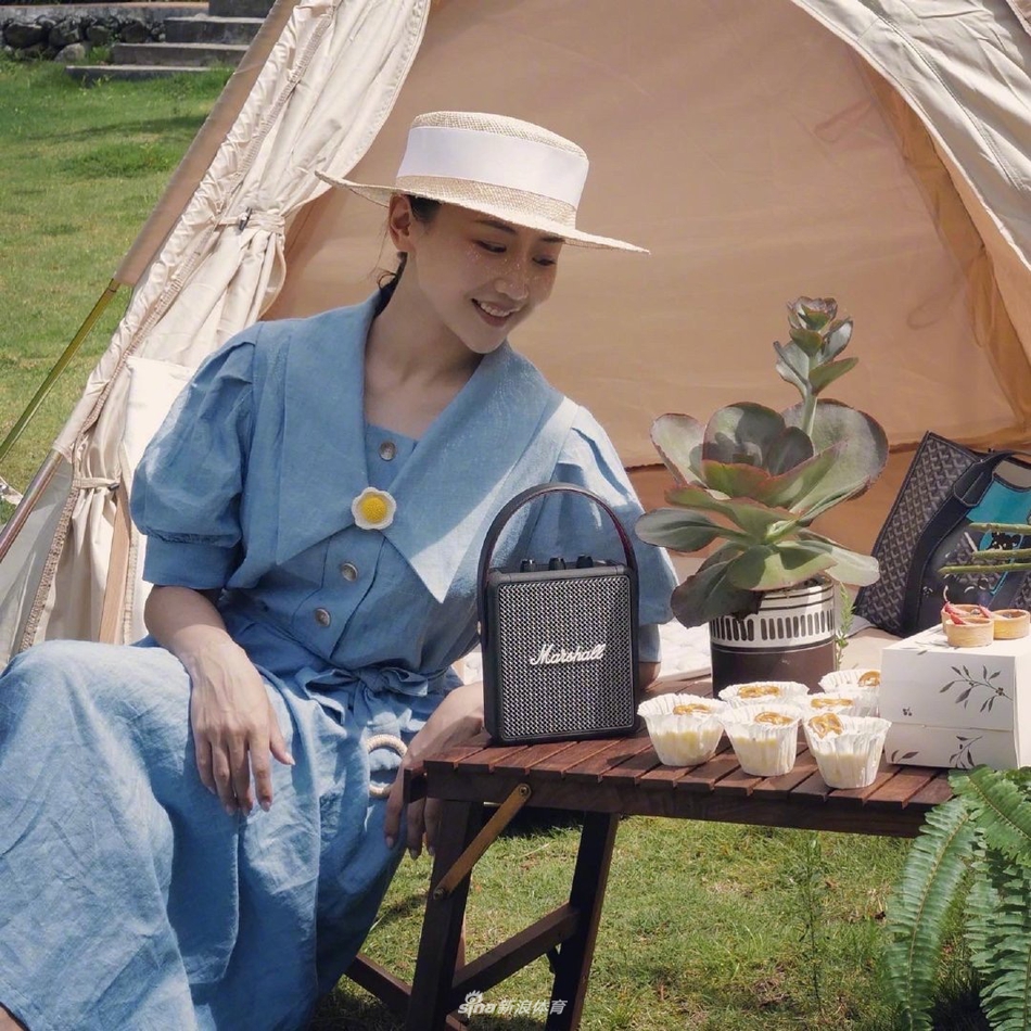 蹦床女神何雯娜与家人郊游 赤脚玩水少女感十足