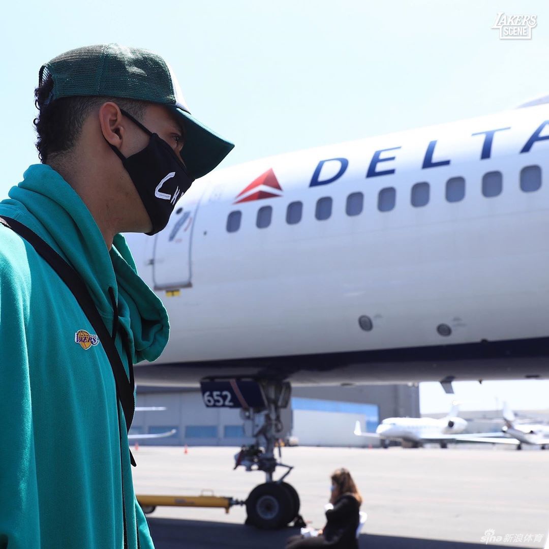 詹姆斯领衔湖人全队飞往奥兰多！浓眉身穿科比GigiT恤