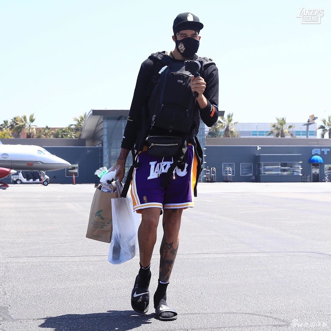 詹姆斯领衔湖人全队飞往奥兰多！浓眉身穿科比GigiT恤