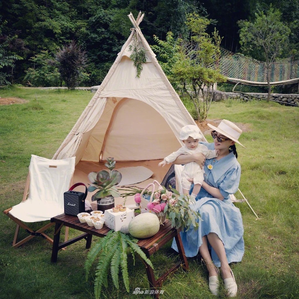 蹦床女神何雯娜与家人郊游 赤脚玩水少女感十足