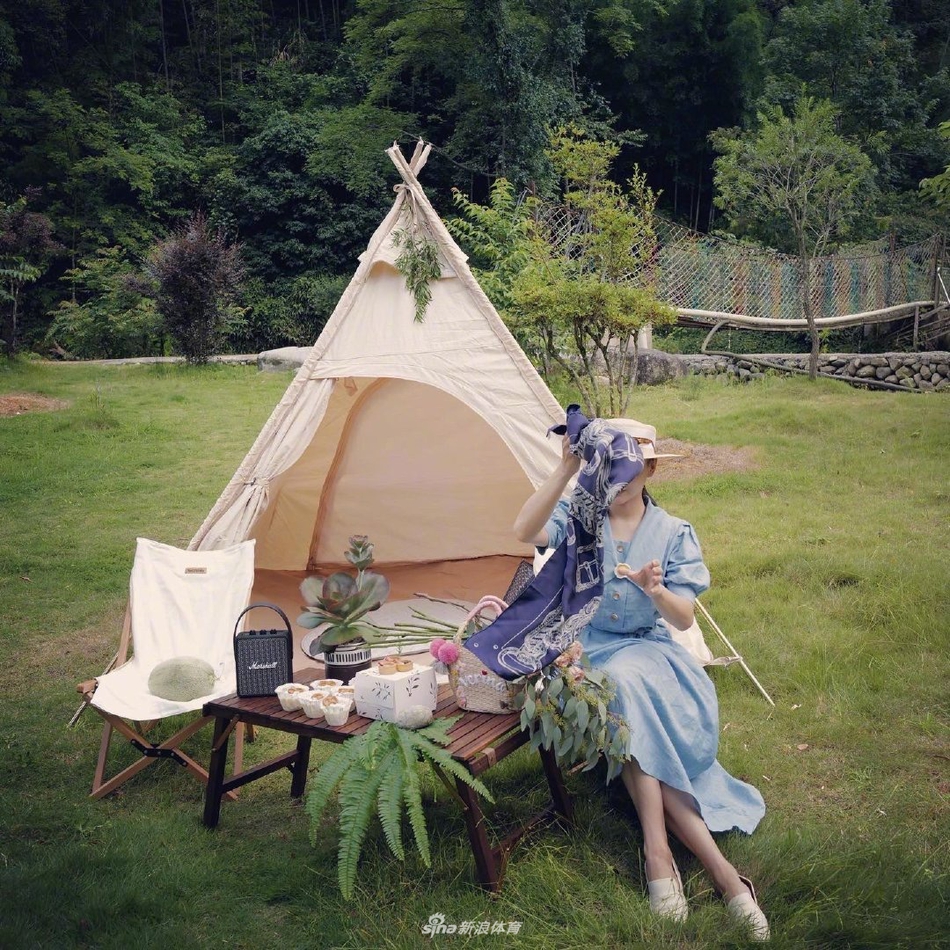 蹦床女神何雯娜与家人郊游 赤脚玩水少女感十足