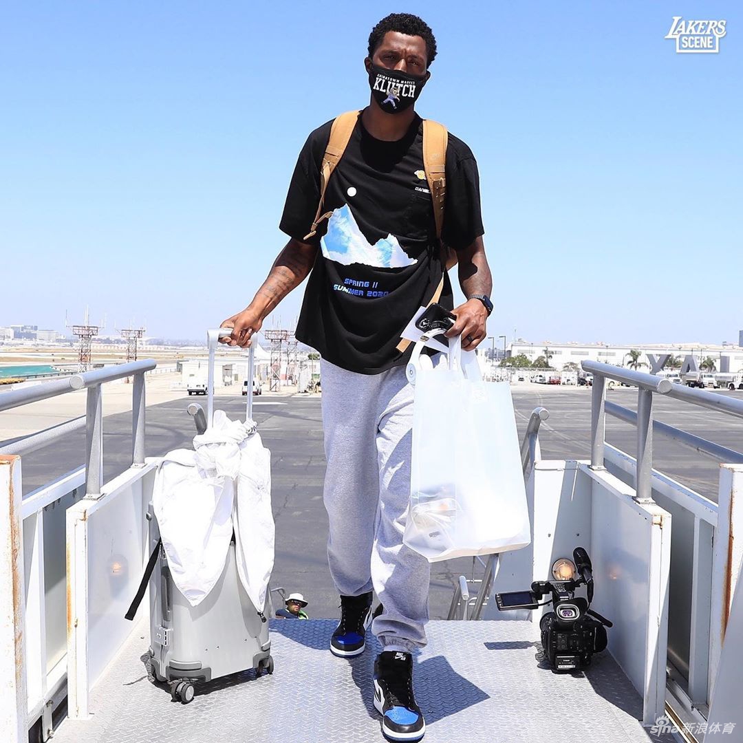 詹姆斯领衔湖人全队飞往奥兰多！浓眉身穿科比GigiT恤