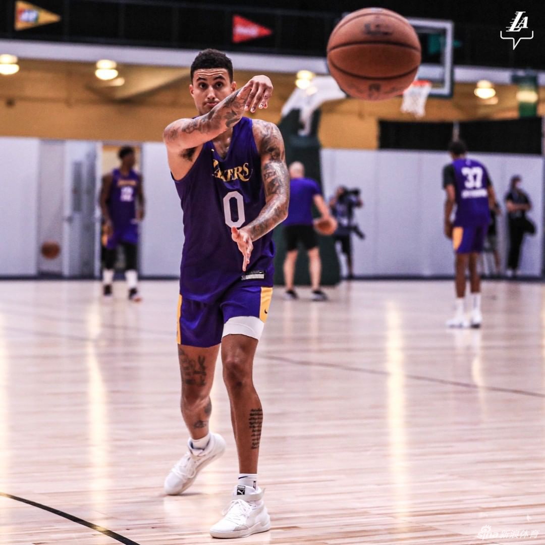 湖人队内训练詹姆斯吸引眼球 6号大胡子引领浓眉魔兽