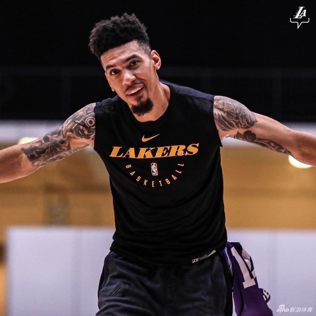湖人队内训练詹姆斯吸引眼球 6号大胡子引领浓眉魔兽