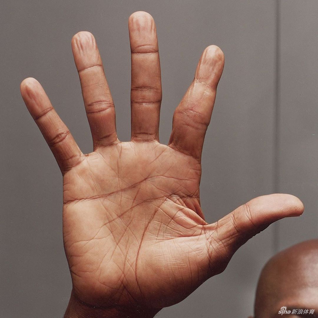 感受飞人的招牌动作单手持球