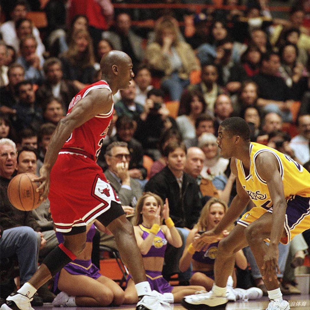 乔丹不止会飞手掌也大！感受飞人的招牌动作单手持球