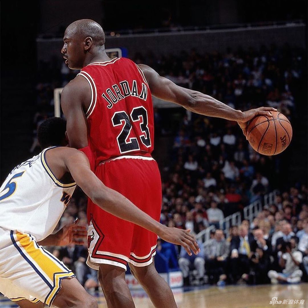 乔丹不止会飞手掌也大！感受飞人的招牌动作单手持球