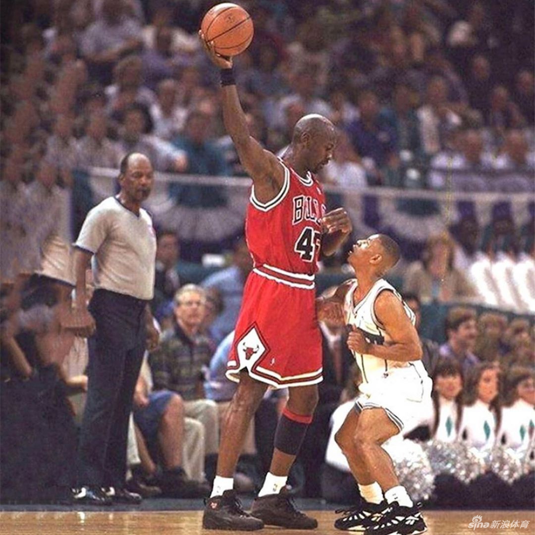 乔丹不止会飞手掌也大！感受飞人的招牌动作单手持球