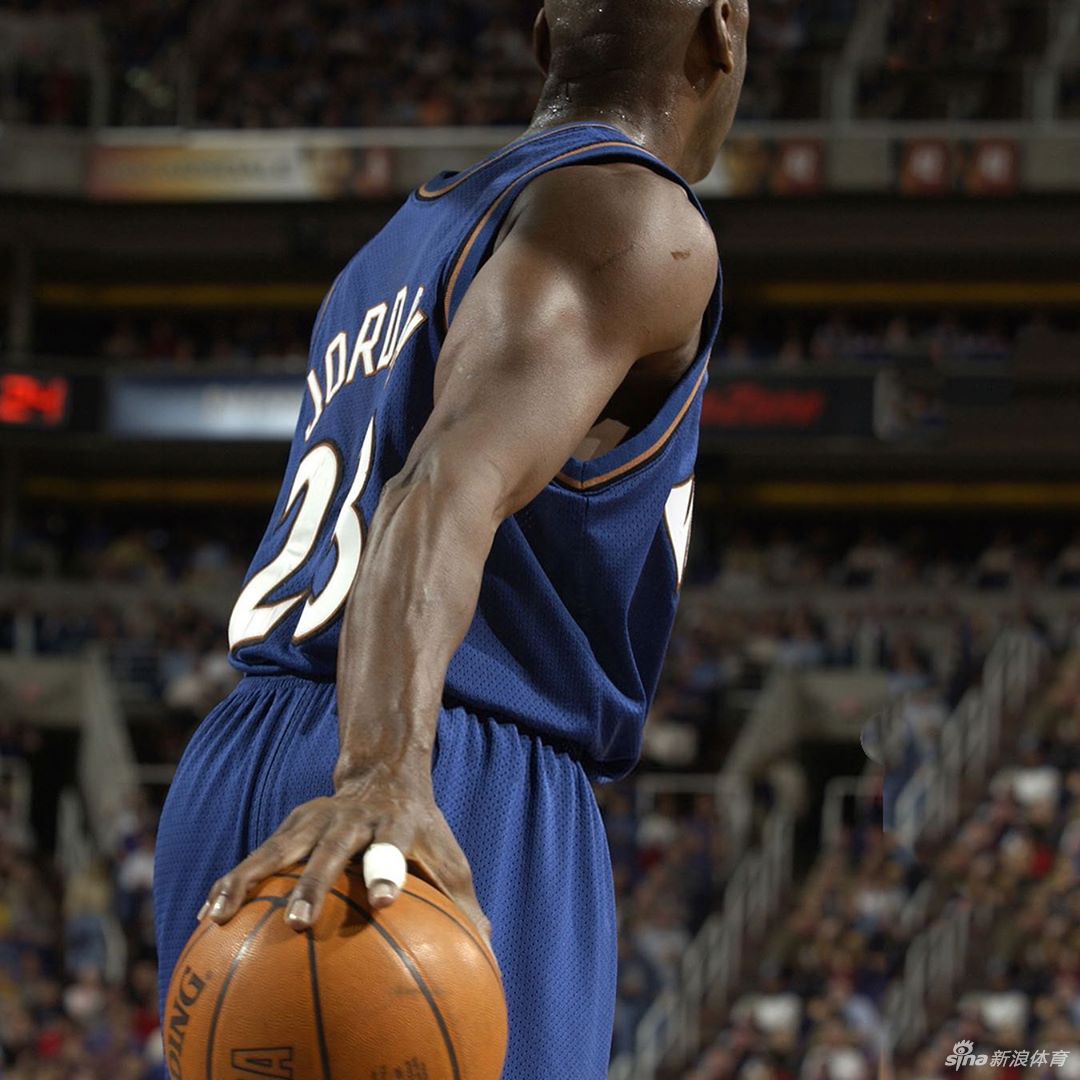 乔丹不止会飞手掌也大！感受飞人的招牌动作单手持球