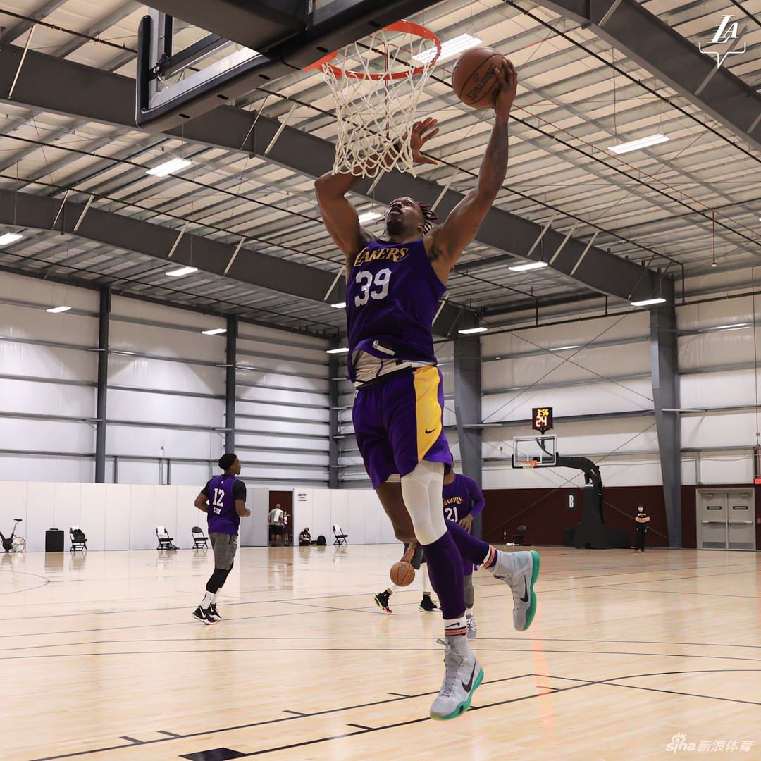 湖人队内训练备战NBA复赛 詹姆斯热身吸引眼球