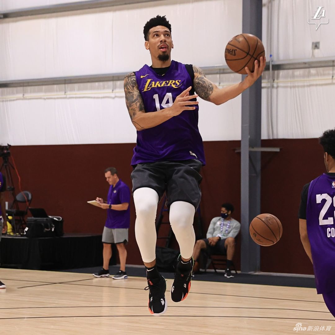 湖人队内训练备战NBA复赛 詹姆斯热身吸引眼球