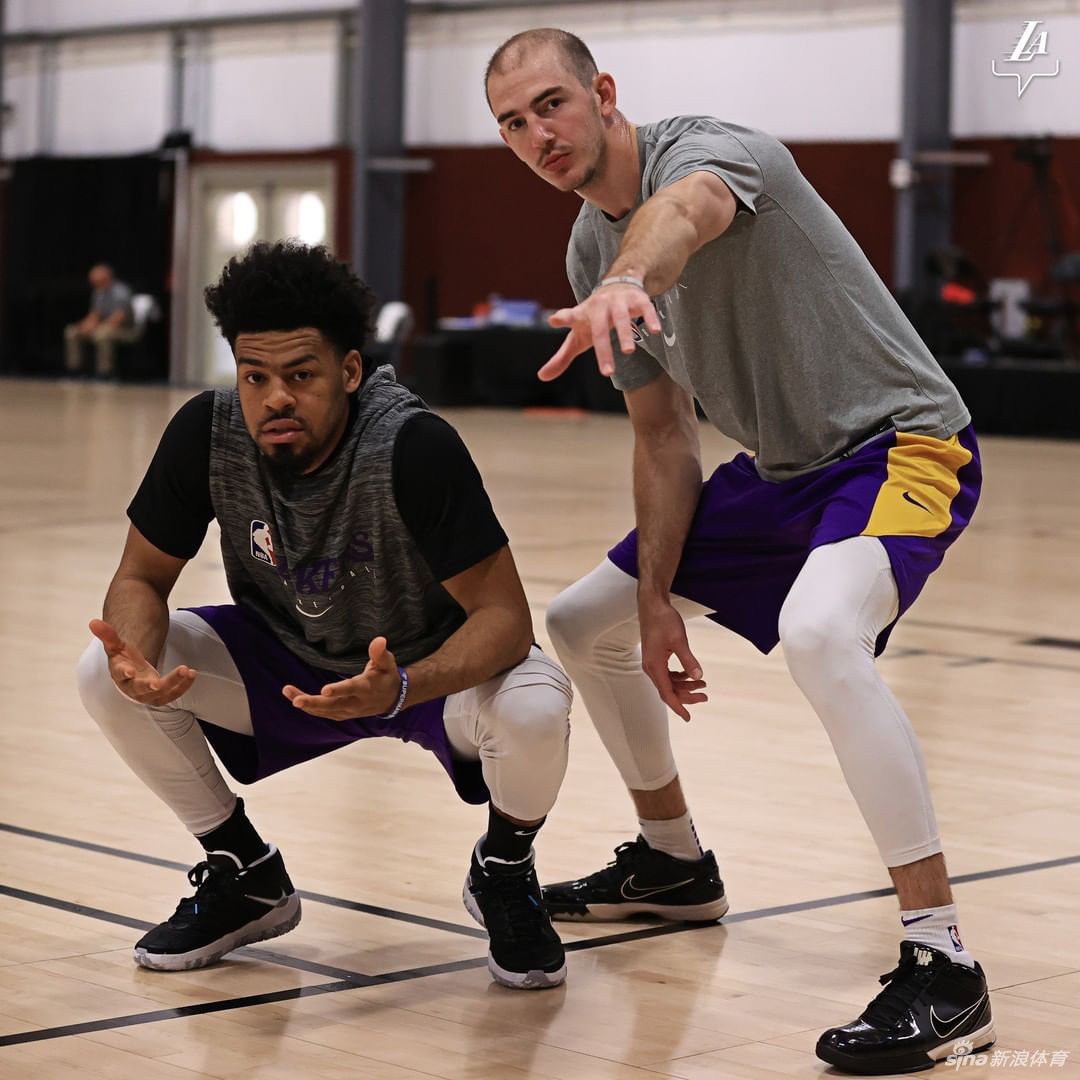 湖人队内训练备战NBA复赛 詹姆斯热身吸引眼球