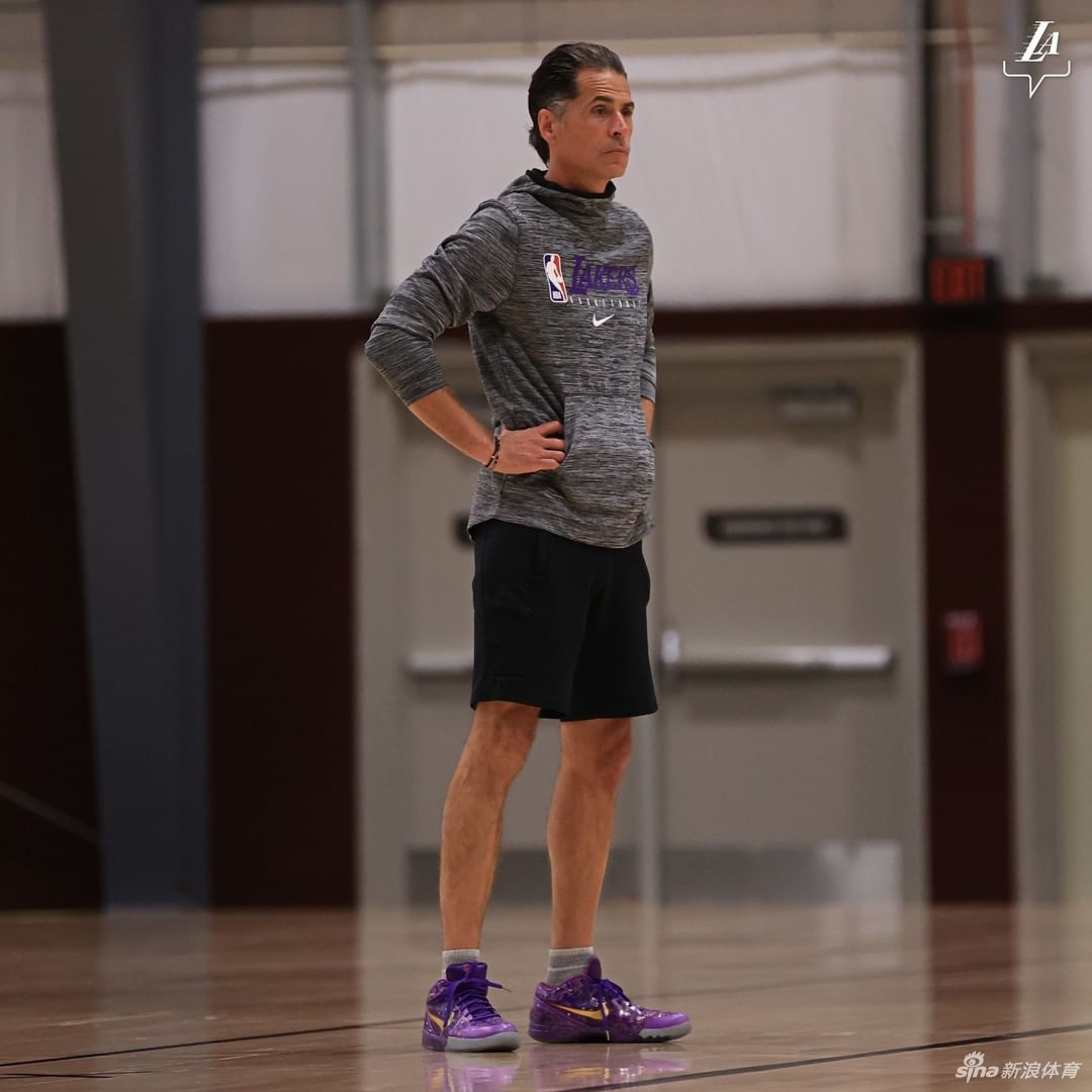 湖人队内训练备战NBA复赛 詹姆斯热身吸引眼球