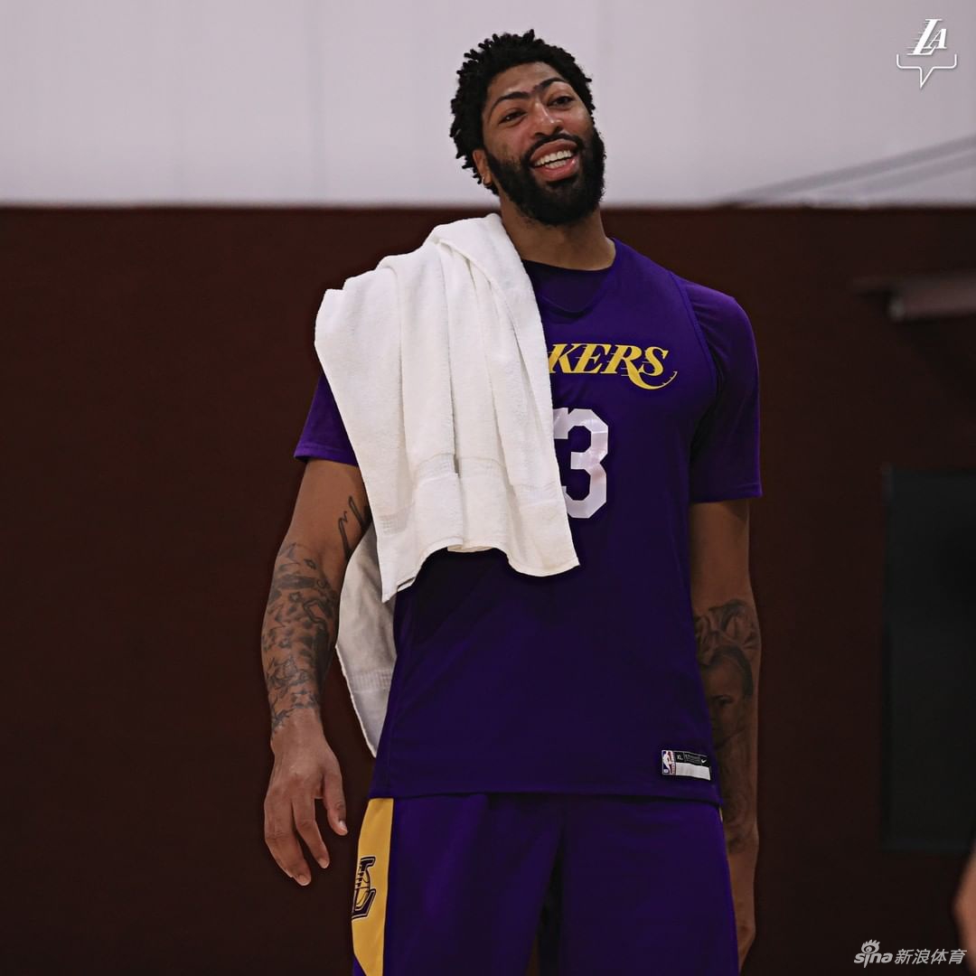 湖人队内训练备战NBA复赛 詹姆斯热身吸引眼球