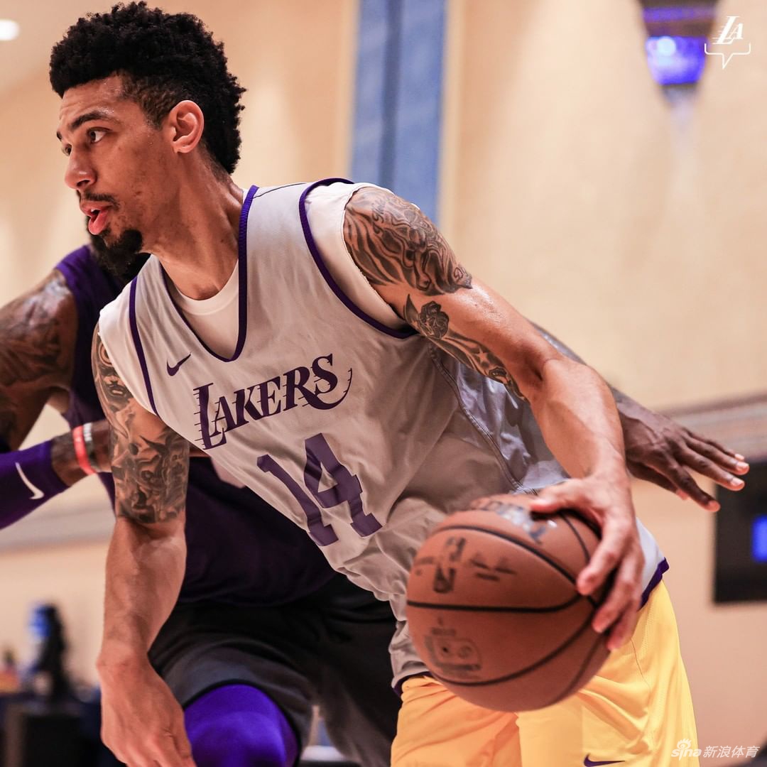 湖人继续训练备战NBA复赛 6号詹姆斯全力以赴