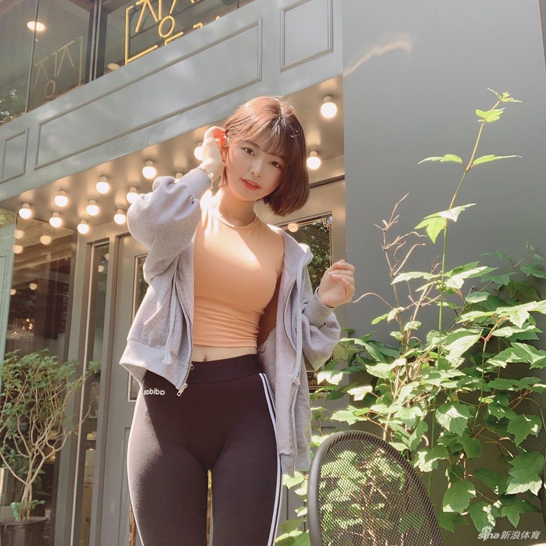 健身美女用瑜伽运动塑形减脂这身材什么水平