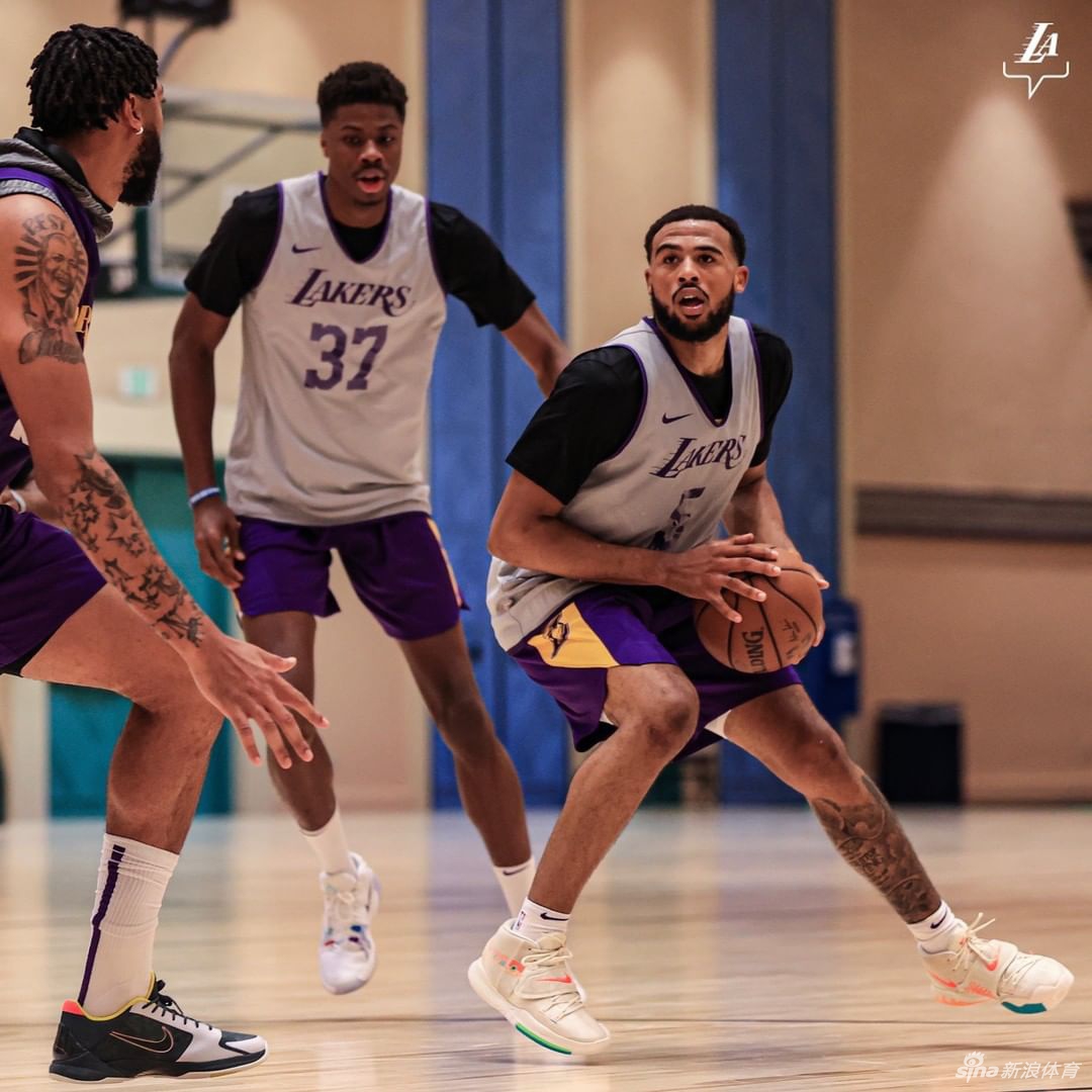 湖人继续训练备战NBA复赛 6号詹姆斯全力以赴