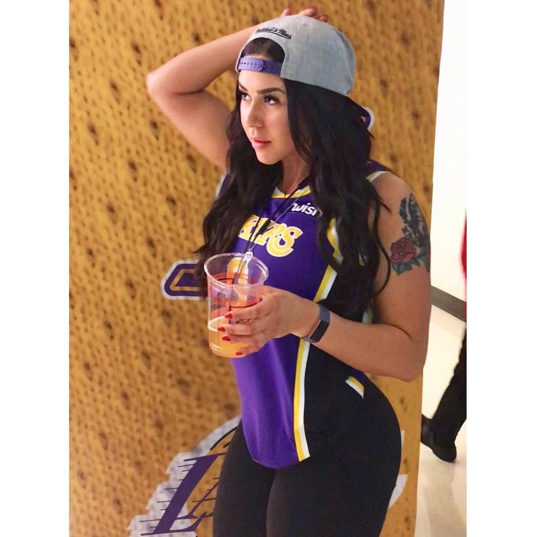 健身网红小姐姐是湖人死忠球迷 感受她的好身材