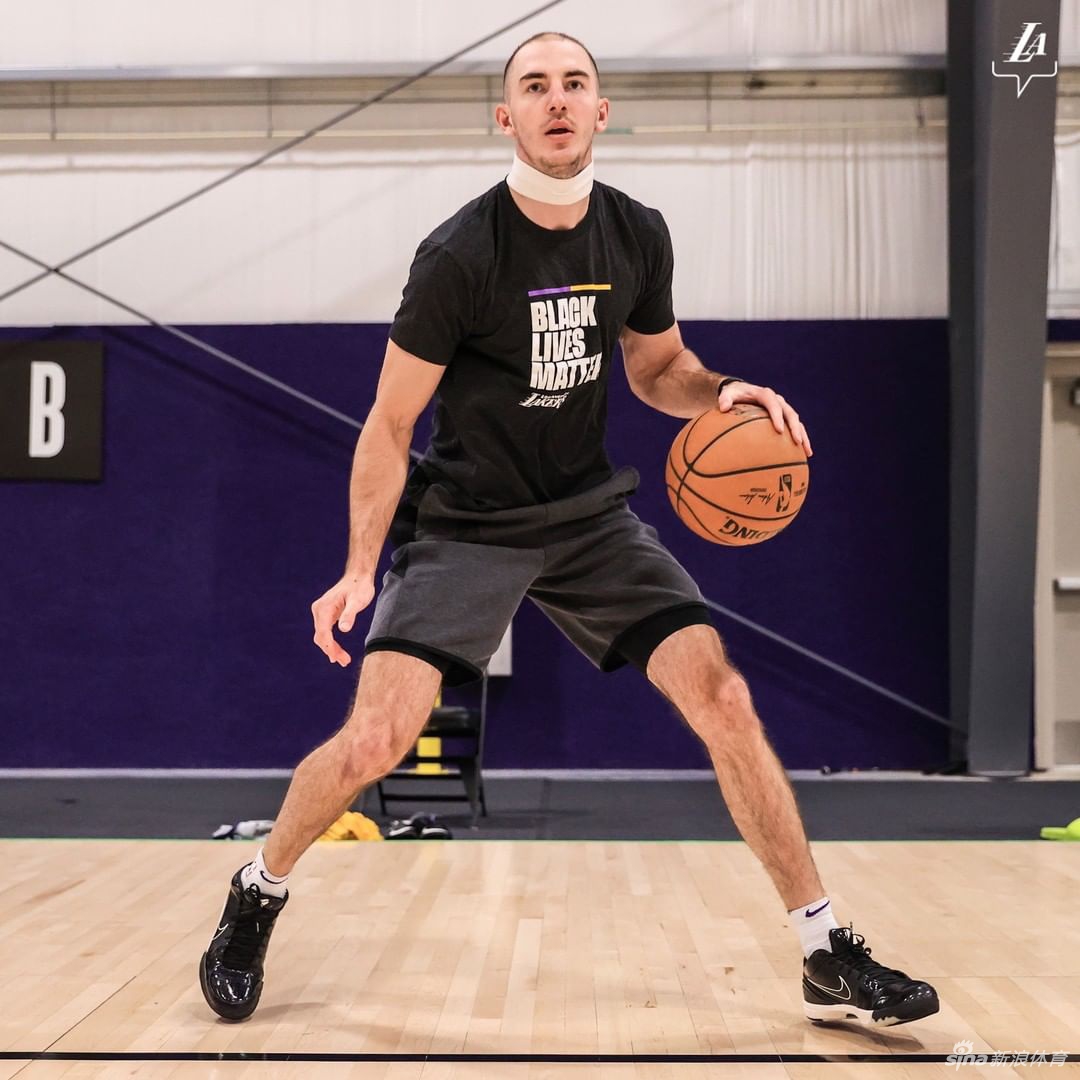詹姆斯浓眉引领湖人队内训练 他们还在等待西决对手
