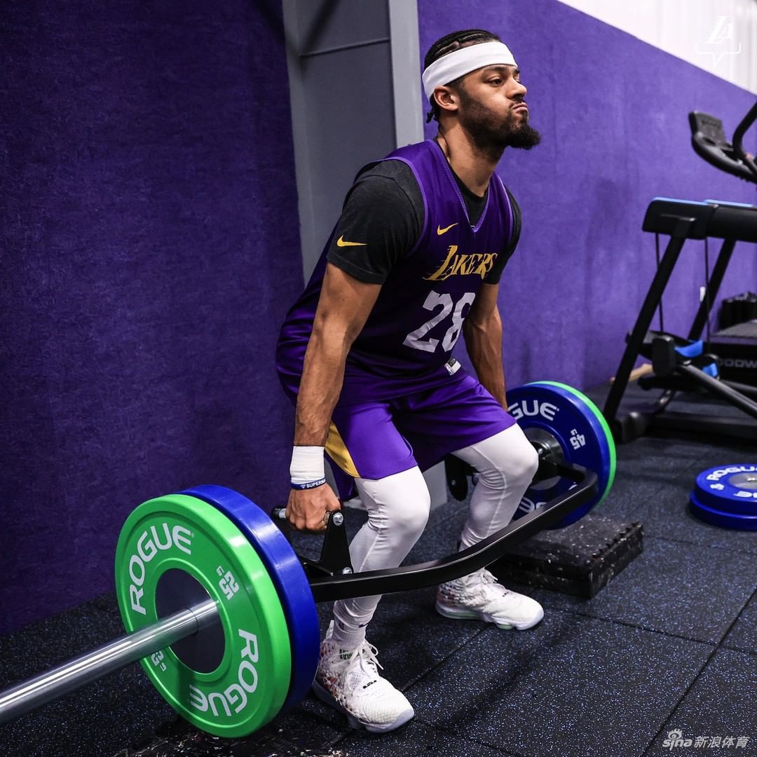詹姆斯浓眉引领湖人队内训练 他们还在等待西决对手