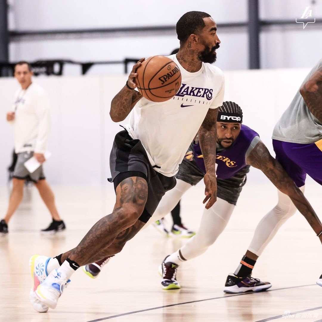 詹姆斯浓眉引领湖人队内训练 他们还在等待西决对手